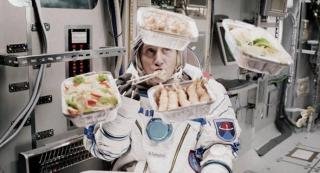 Apa-apa Aja Makan Astronot di Luar Angkasa